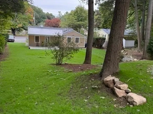 96 Old Essex Rd, Manchester, MA 01944