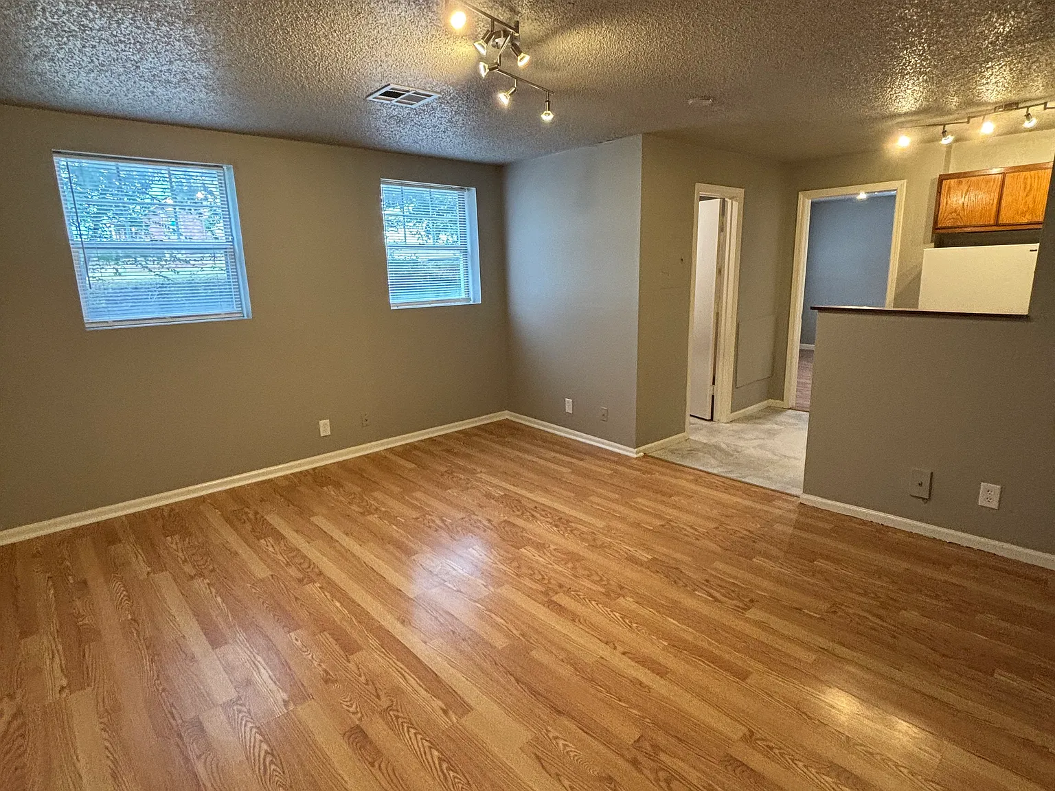 2 bed, 700 sqft, $925 — Photo 2