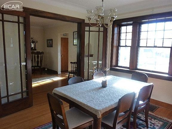 4th image of 370 W Grant St