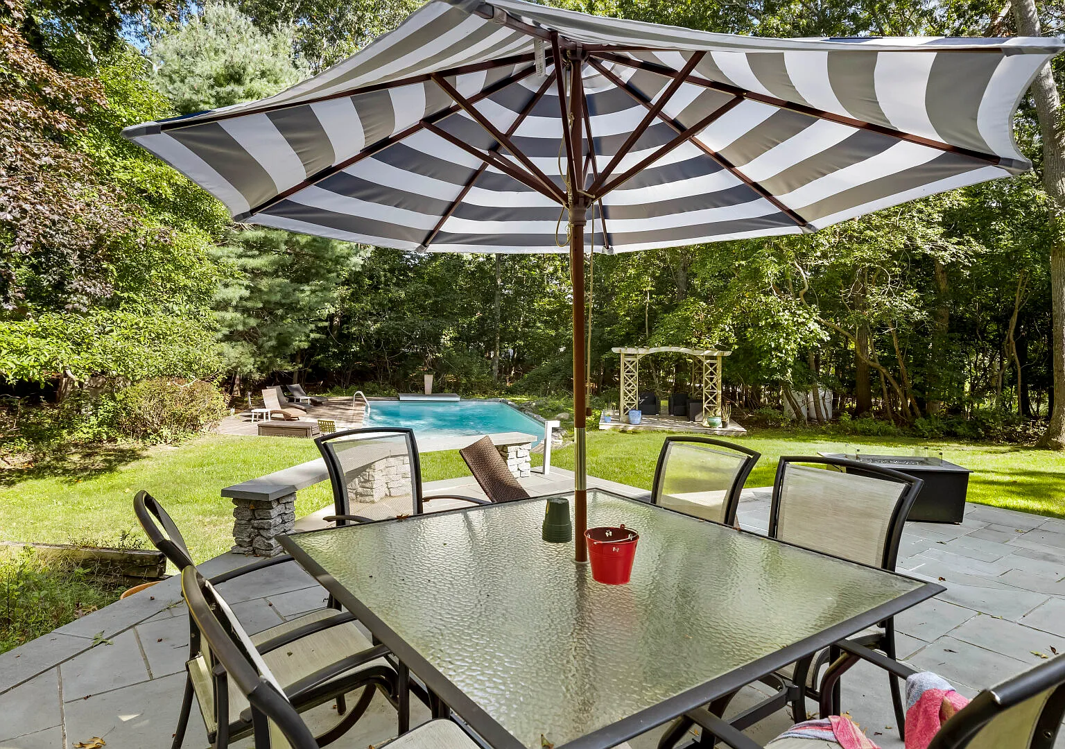 Open Layout, Ideal Relaxation and Entertaining — Photo 4