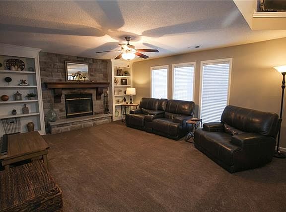3rd image of 617 SE Sumpter Dr