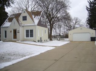 3920 S Town Rd, New Berlin, WI 53151