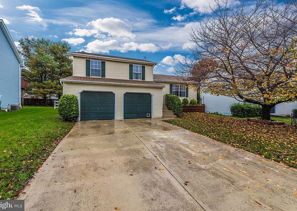 2nd image of 207 Bishops Glen Dr