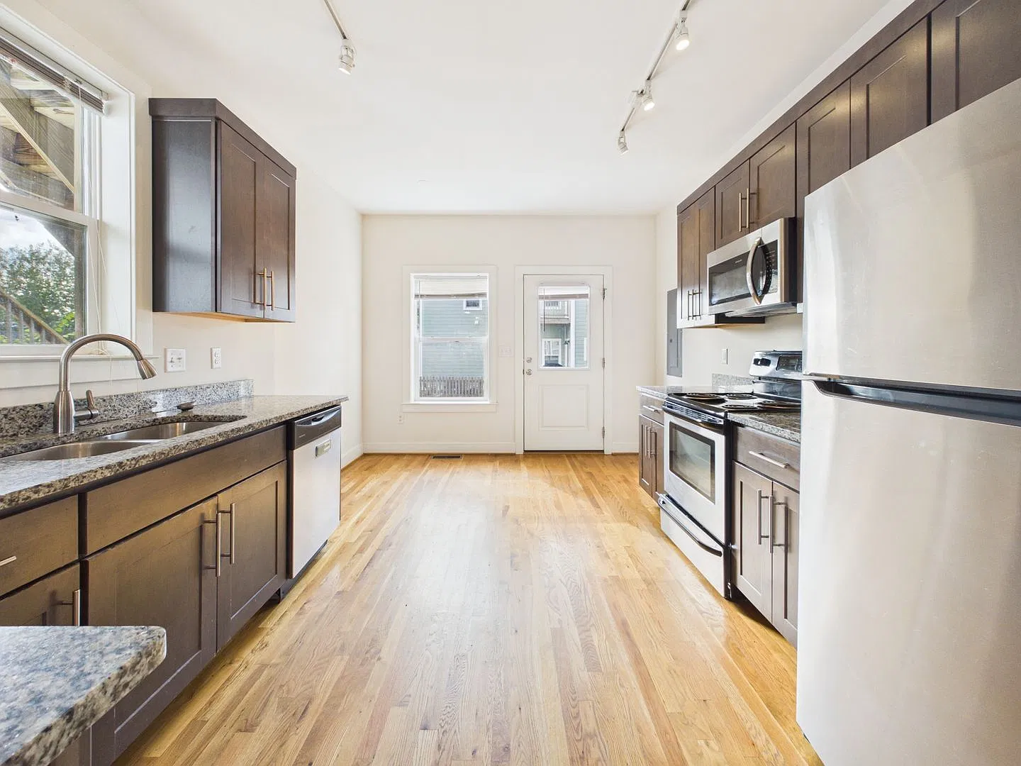 2 bed, 2.0 bath, 1100 sqft, $1,975 — Photo 3