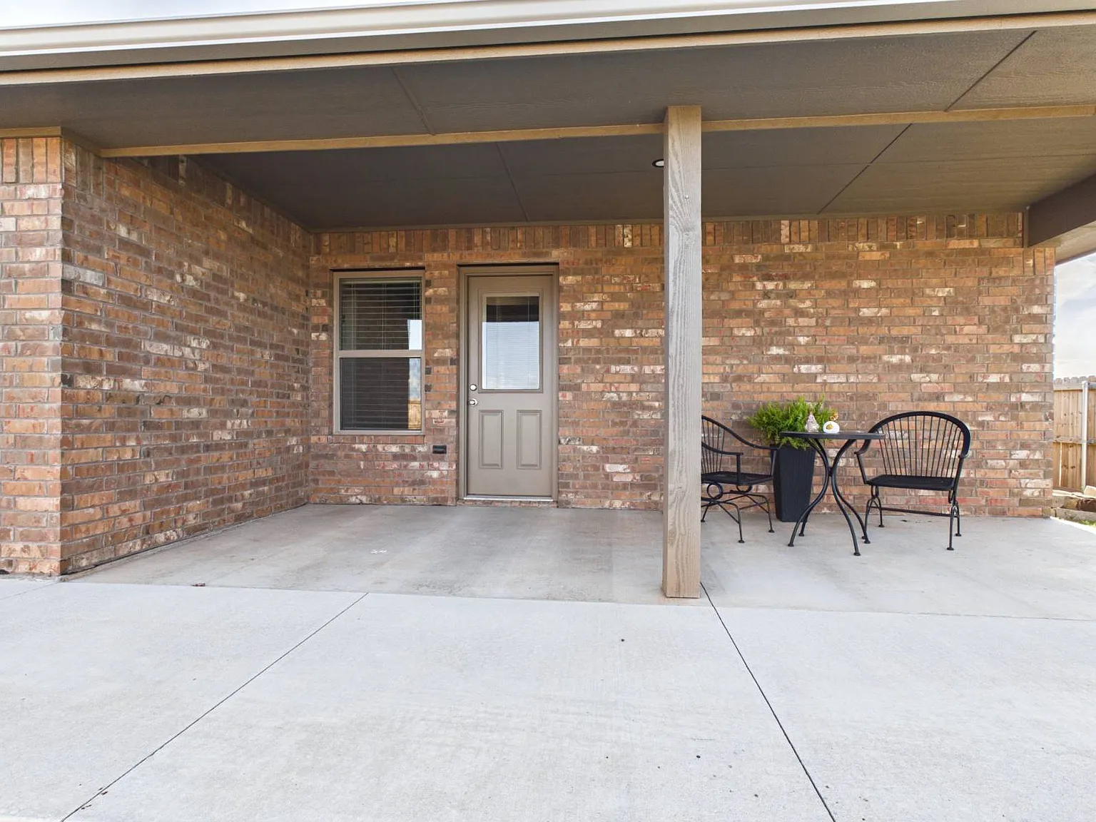 4 bed, 1643 sqft, $2,300 — Photo 2