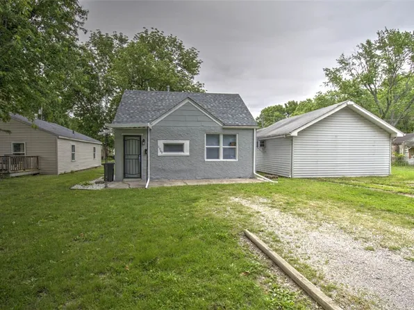 2060 N Maple Ave, Decatur, IL 62526