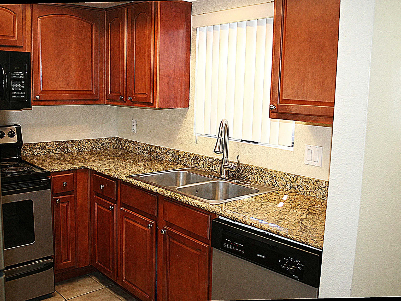2 bed, 933 sqft, $1,550 — Photo 2
