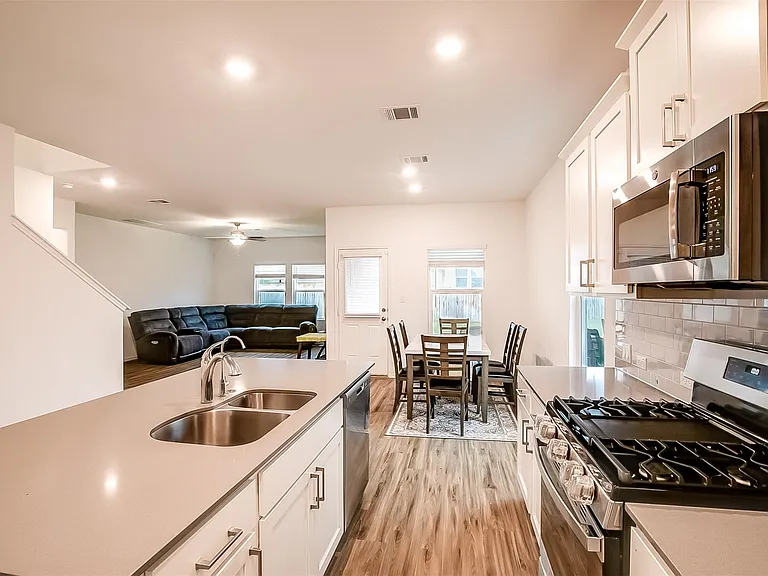 1024 Bluewood Bnd — Photo 13