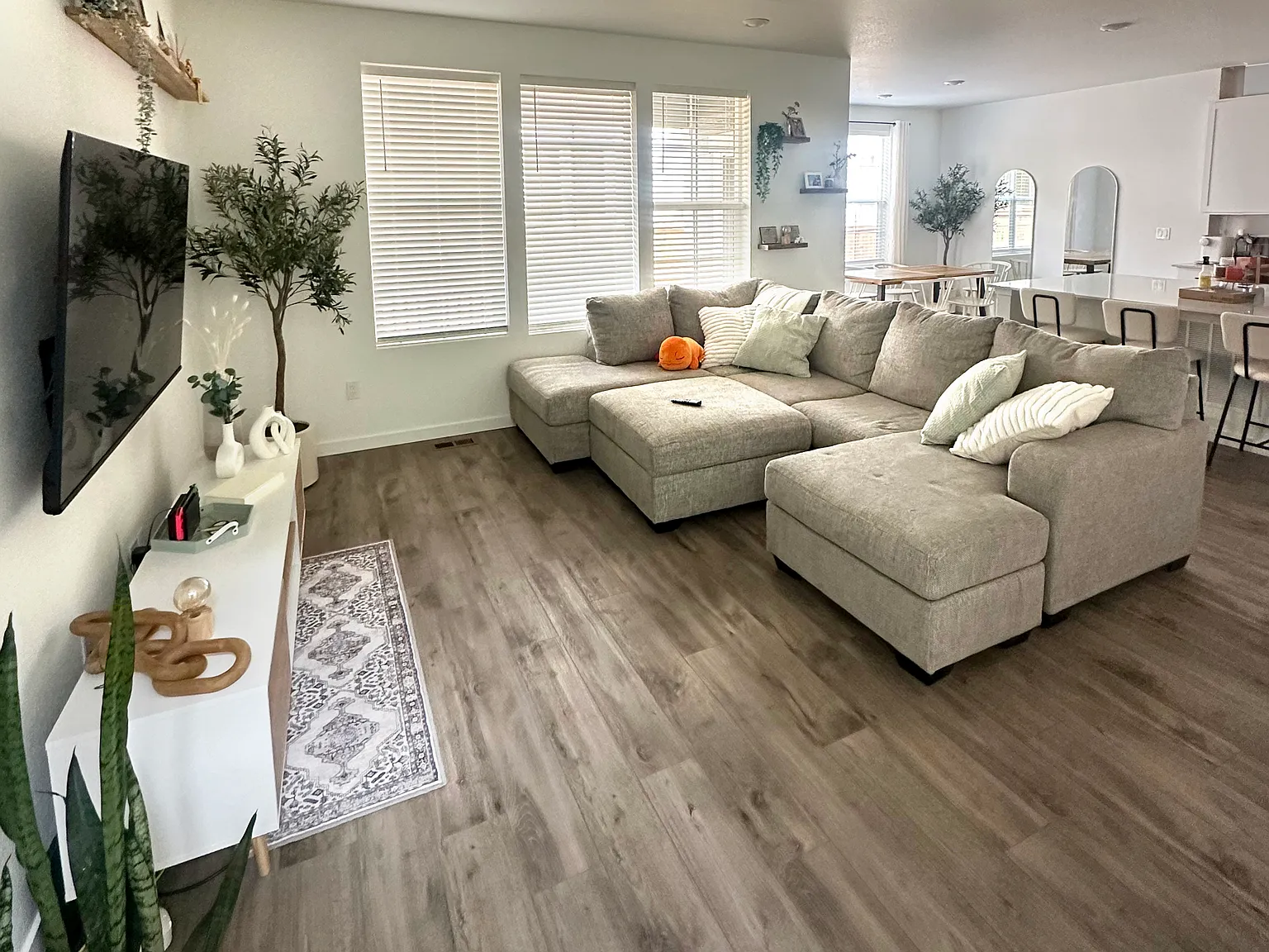 3 bed, 2161 sqft, $2,980 — Photo 3