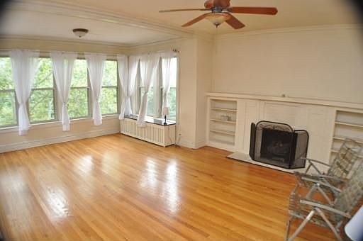 5th image of 1528 W Elmdale Ave
