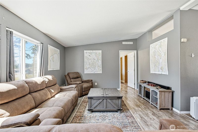 4th image of 1060 Sidney Street