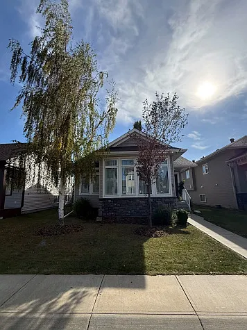 3 Bedrooms 3 bathroom House With Mother-In-Law Suite — Photo 1