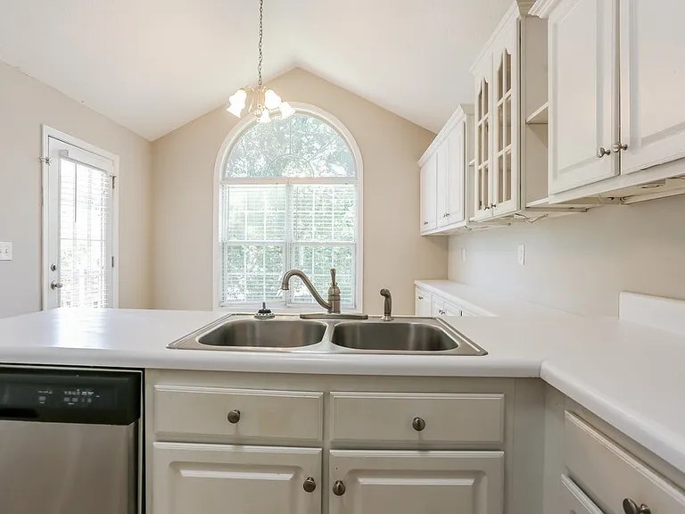 3042 Lexington Ave — Photo 9
