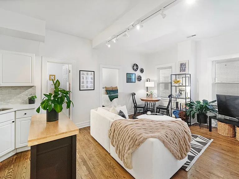 2642 N Marshfield Ave — Photo 43
