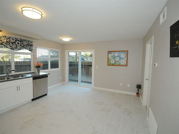 3rd image of 5097 La Cuenta Dr