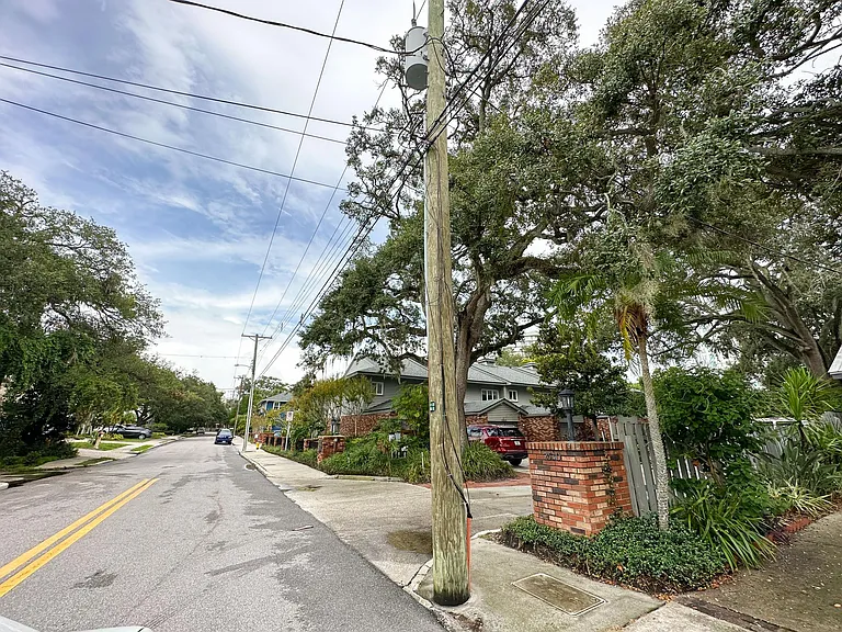 2530 W Maryland Ave #B — Photo 38