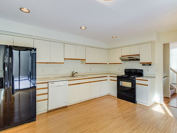 5th image of 1774 S Hill Blvd