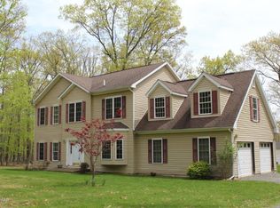 129 Oak Hill Rd, Hawley, PA 18428