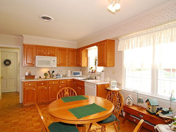 Eat-In Kitchen