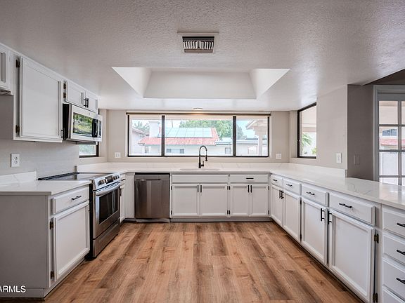 4th image of 630 N LARKSPUR Street