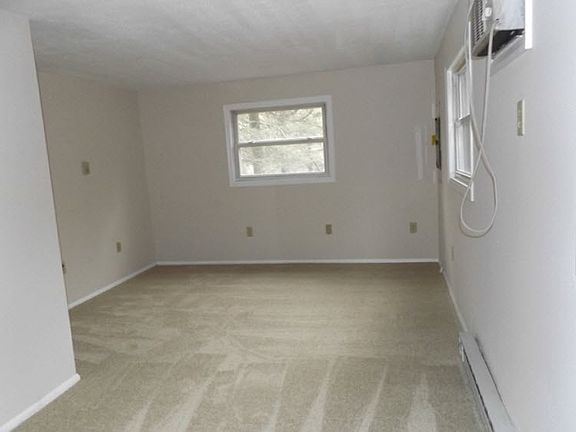 4th image of 19 Pocono Cir