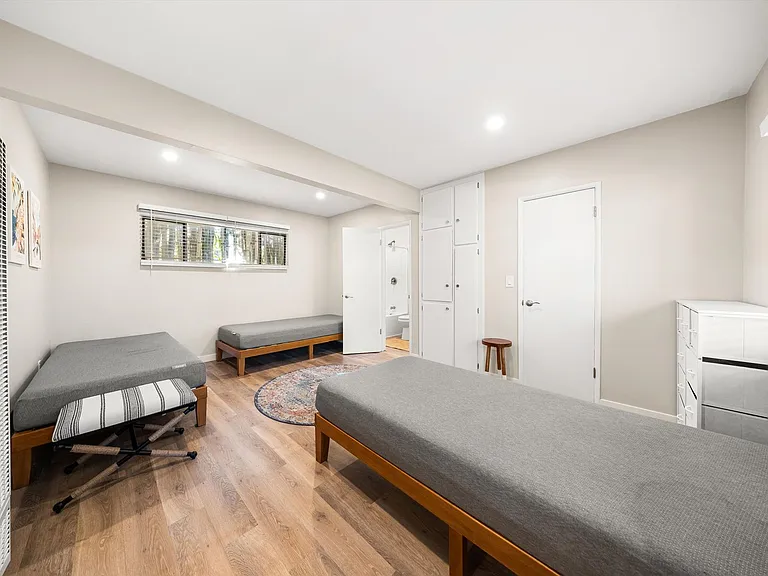 221 Bath St — Photo 23