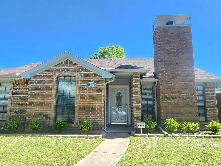 1906 Village Creek Dr — Photo 1