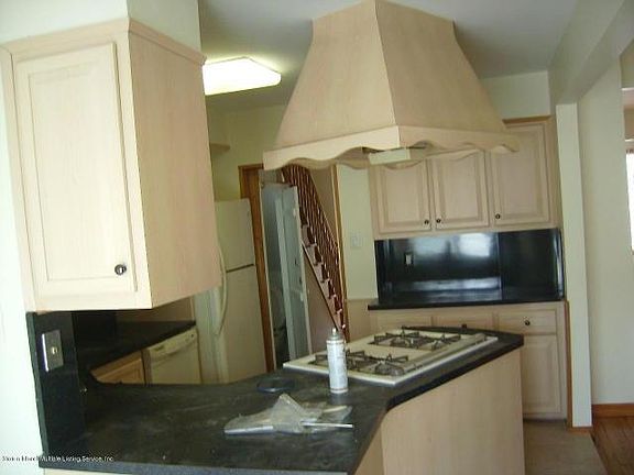 3rd image of 61 Saint Johns Ave