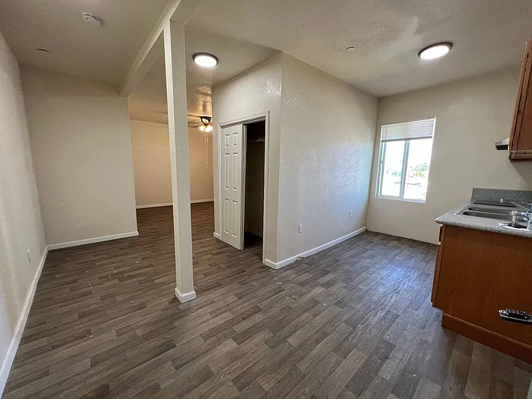 186 S L St — Photo 1