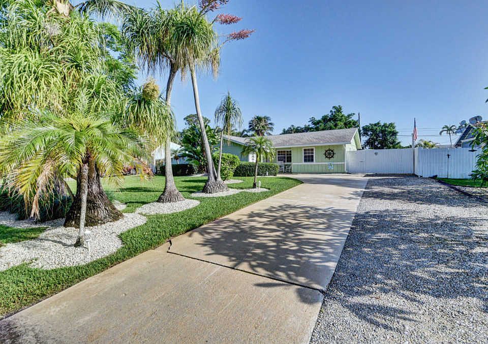 1st image of 5121 Woodland Dr
