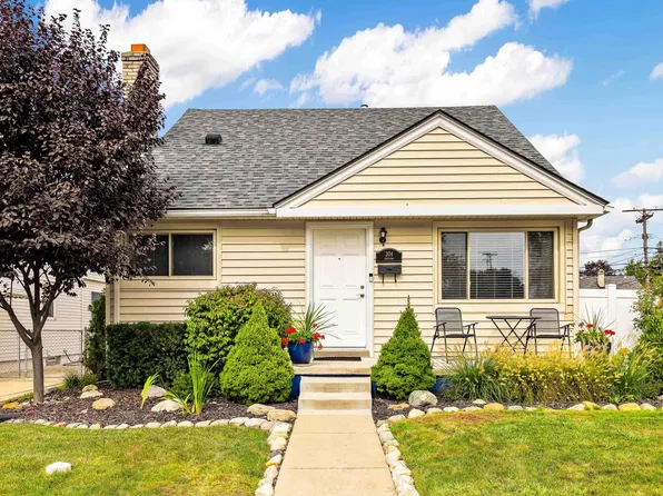 204 Chippewa St, Clawson, MI 48017