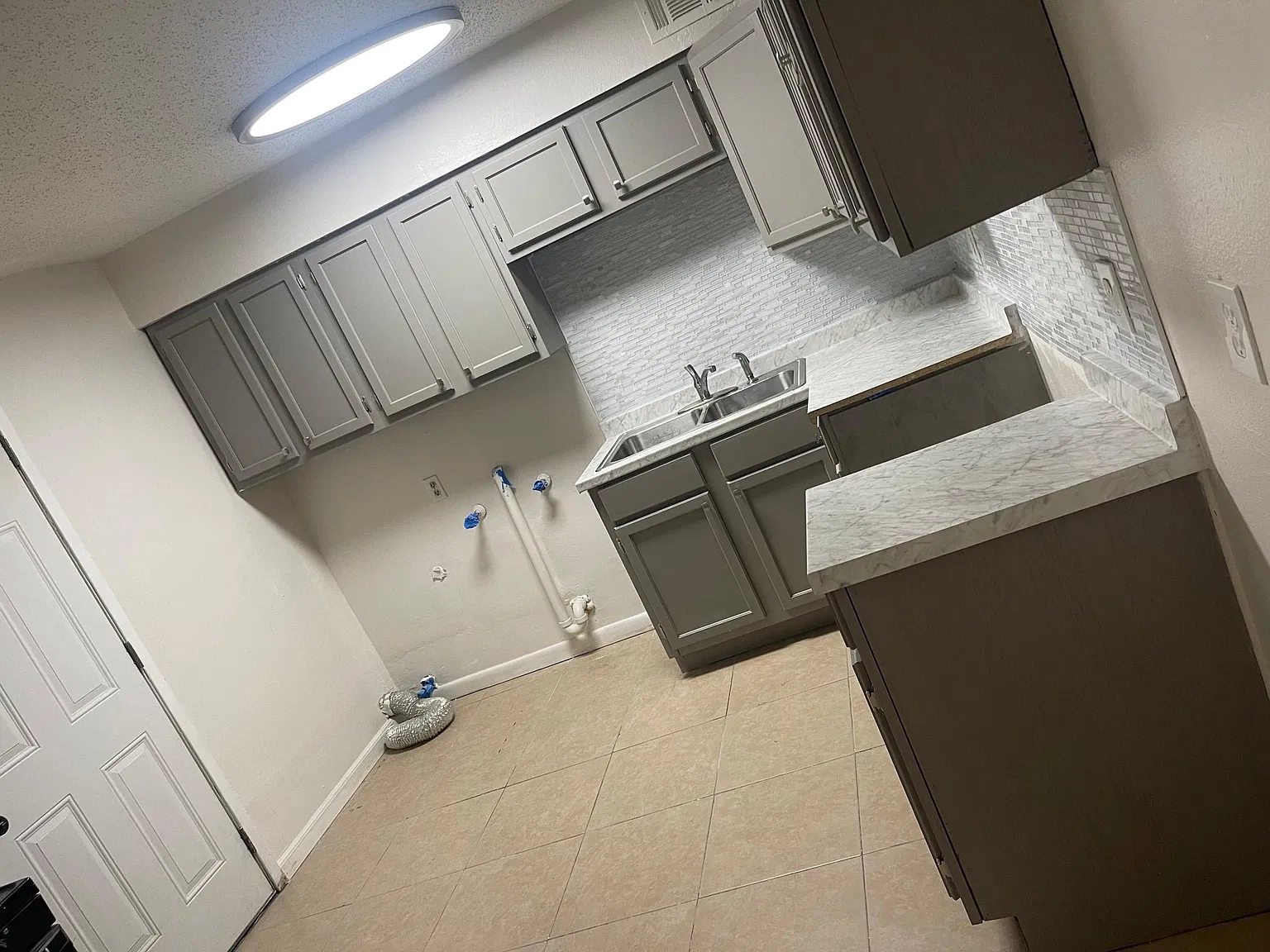 3 bed, 2500 sqft, $1,650 — Photo 2