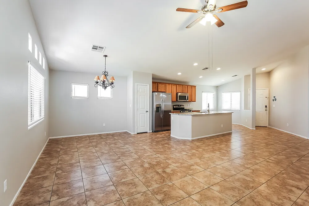 3 bed, 2.0 bath, 1410 sqft, $2,055 — Photo 4