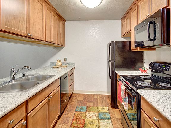 Hillside Chalet Apartments - Kitchen