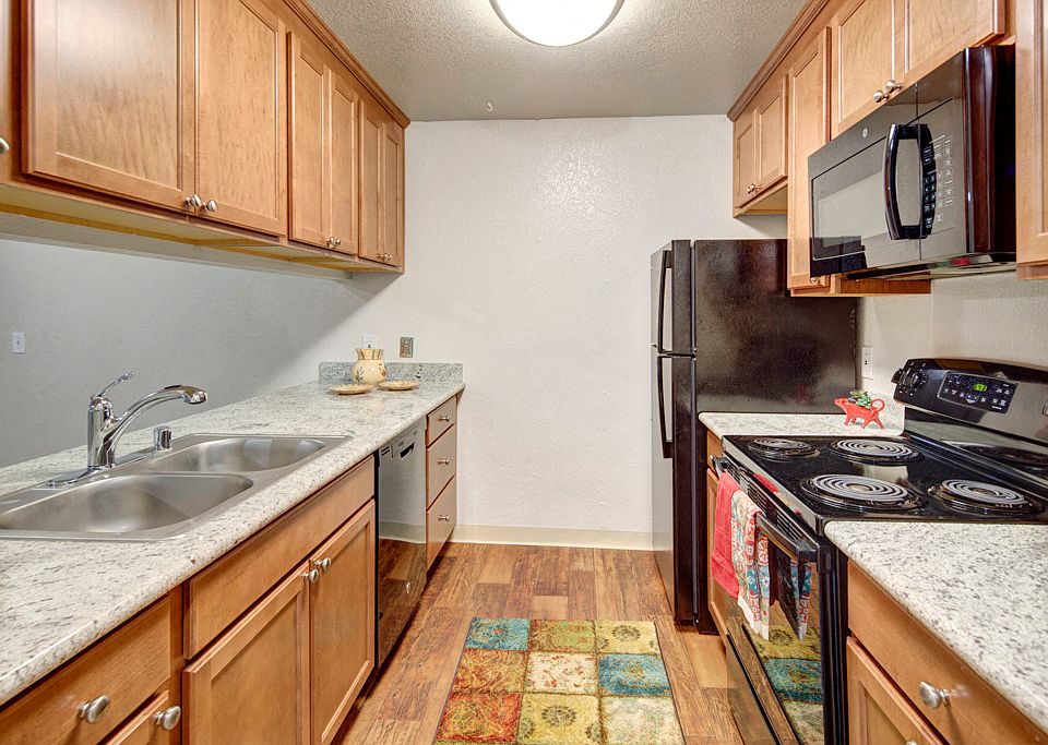 Hillside Chalet Apartments - Kitchen