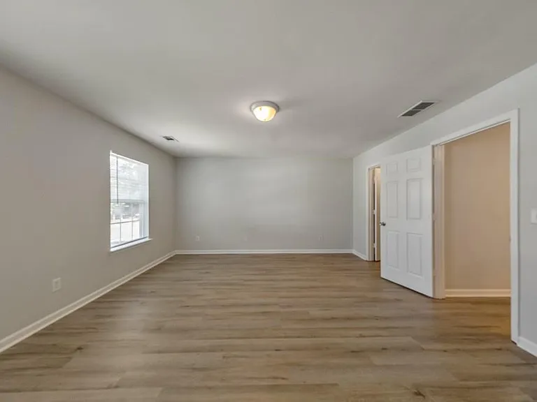 2830 Mayfair Dr — Photo 6