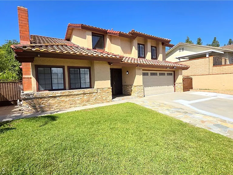 335 Eola Dr — Photo 2