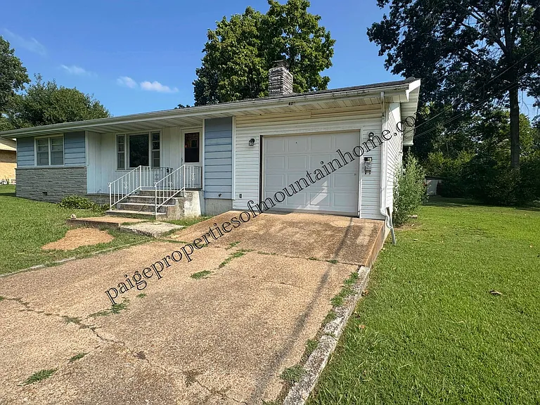425 Ashington Dr — Photo 2