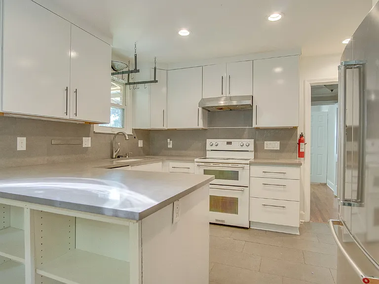 1613 E Jordan St — Photo 10
