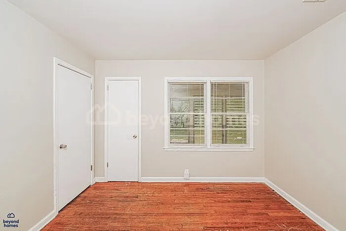 945 Elizabeth Dr — Photo 3