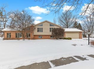 9549 Hickory Ln, Saint John, IN 46373