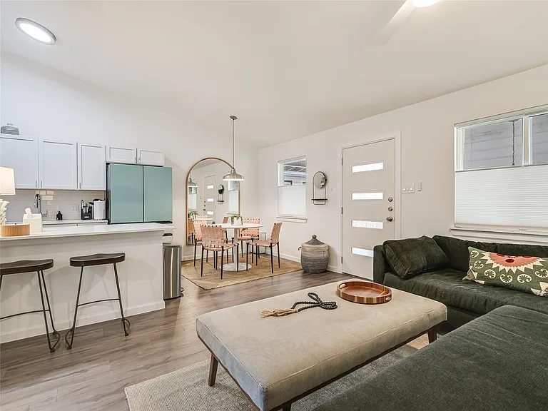 710 W 34th St #207 — Photo 3