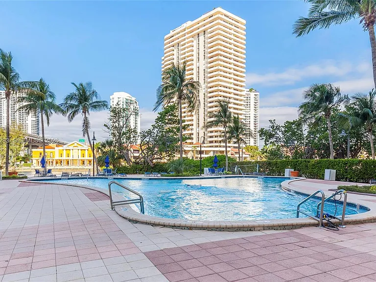 19390 Collins Ave #17 — Photo 34