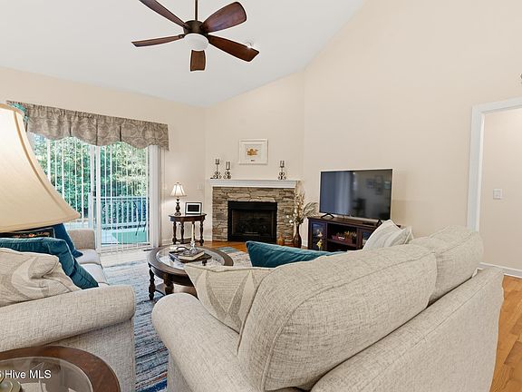 4th image of 290 Pinyon Circle