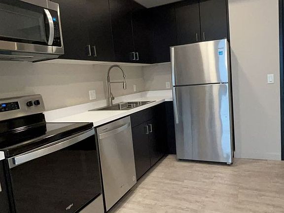 5th image of 121 S Holly St #211