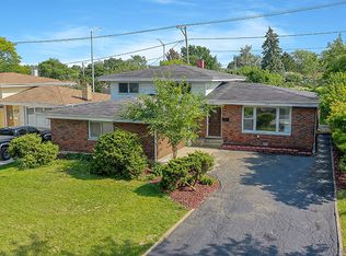 9121 Meadowview Dr, Hickory Hills, IL
