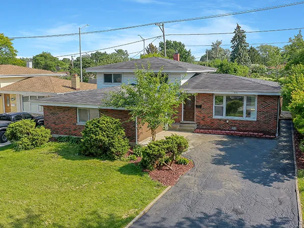 9121 Meadowview Dr, Hickory Hills, IL 60457