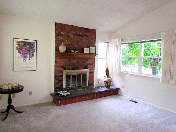 Open & sunny living room