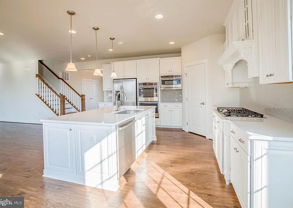 2nd image of 8220 S Maple Lawn Blvd
