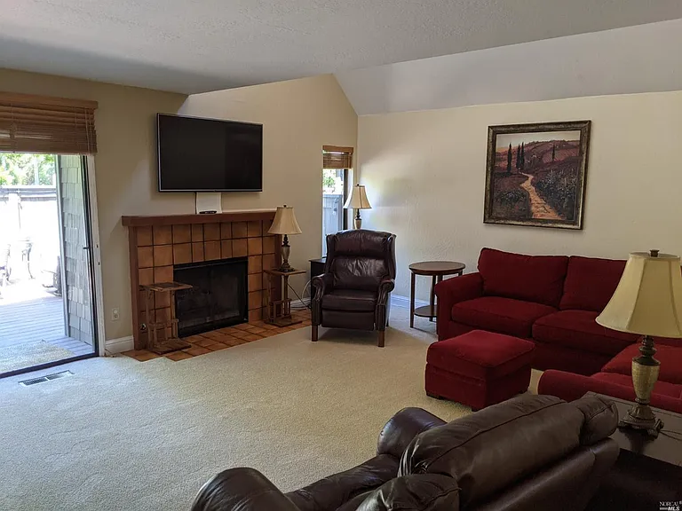1382 Saint James Ct — Photo 6